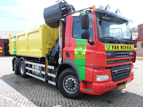 Vrachtwagen containerauto met autolaadkraan en knijper
