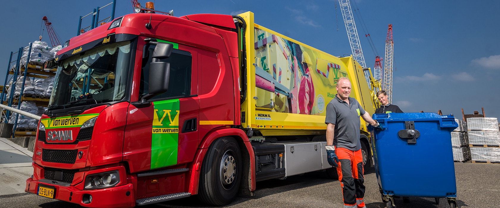 Vuilniswagen van Van Werven bij het ophalen van bedrijfsafval