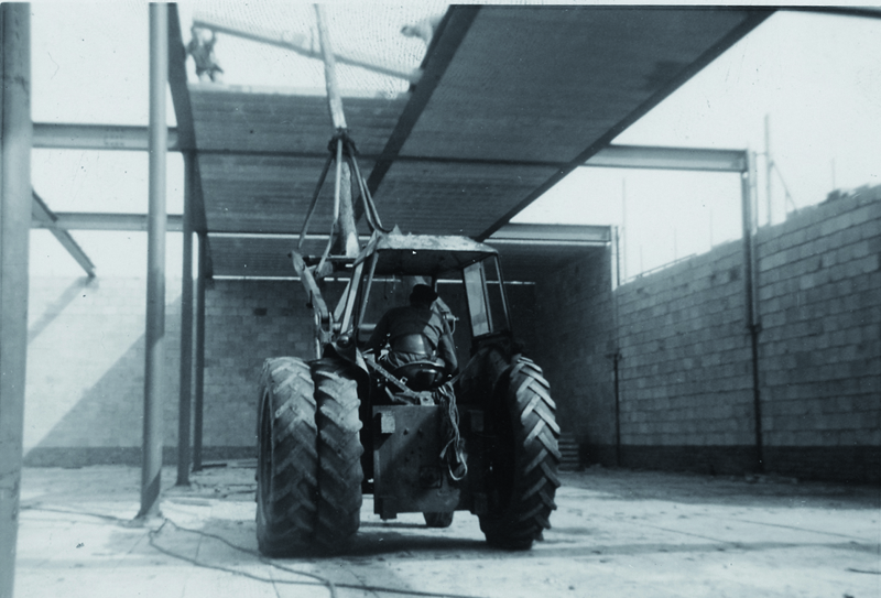 De introductie van gieken op tractoren bracht ons op de bouw. We maakten heel innovatief van een boomstam een giek, waardoor we op de eerste etage konden werken bij de bouw van het zwembad in Wezep.