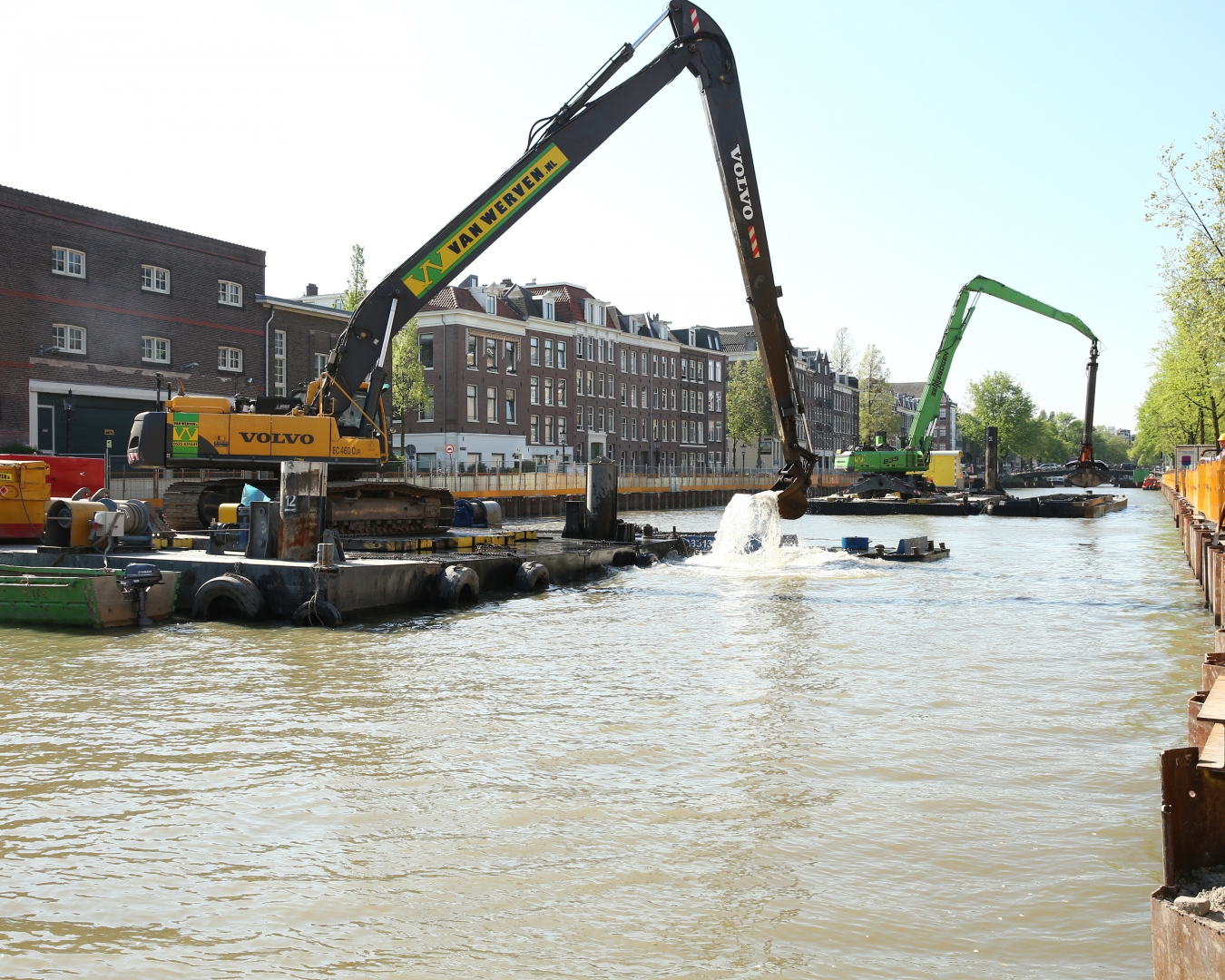 Langarmkraan op een ponton baggert in een Amsterdamse gracht