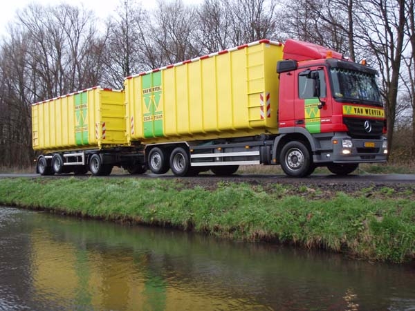 vrachtwagen-containerauto-met-containeraanhanger