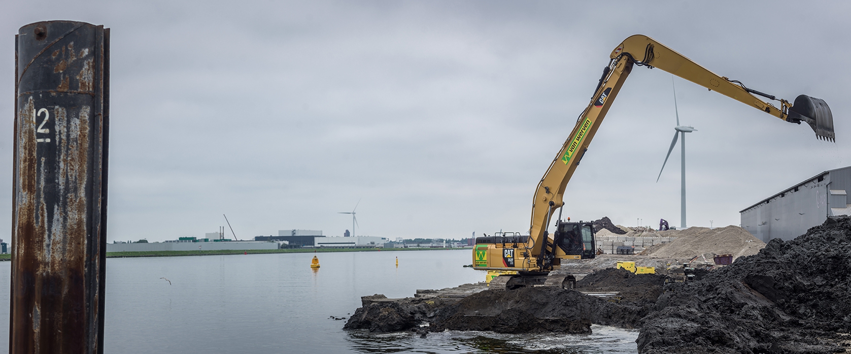 Langarmkraan van Van Werven werkt vanaf de oever aan een waterpartij