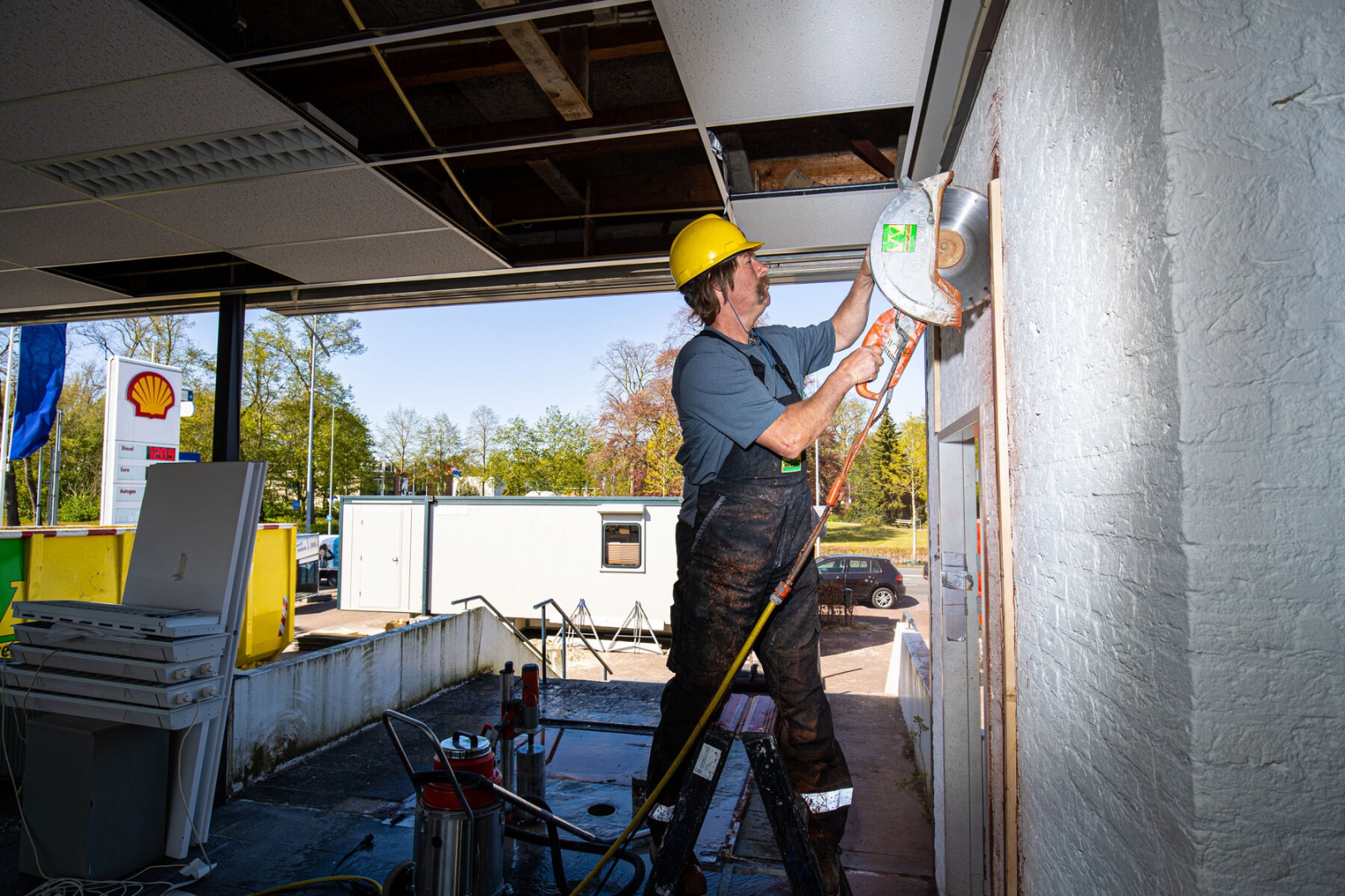 Medewerker van Van Werven zaagt met een wandzaag een opening in een muur