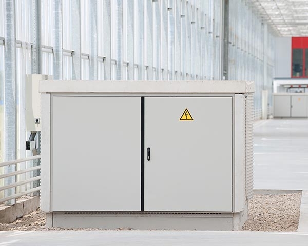 Behuizing van een transformatorstation van Alfen, opgesteld in een bedrijfshal