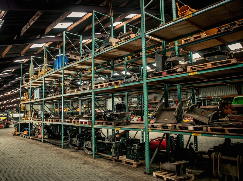 Honderden specifieke hulpstukken in onze loodsen, zodat we ons werk sneller en beter kunnen uitvoeren.