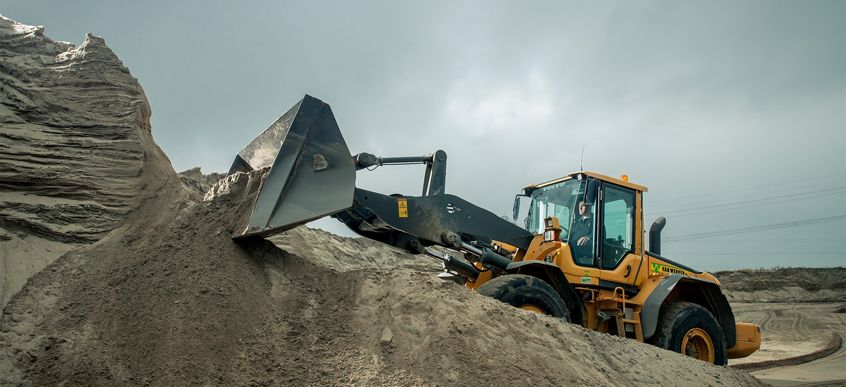 Shovel van Van Werven verplaatst zand op een zandwinlocatie