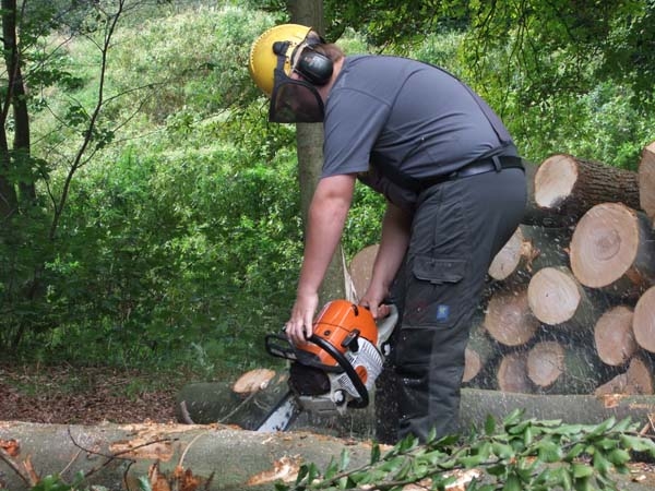 man-met-kettingzaag