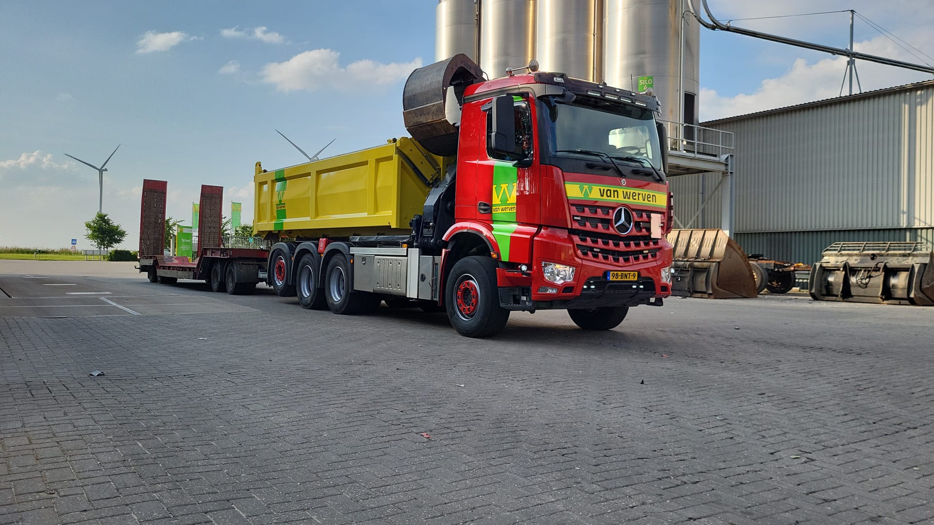 vrachtwagen-met-dieplader