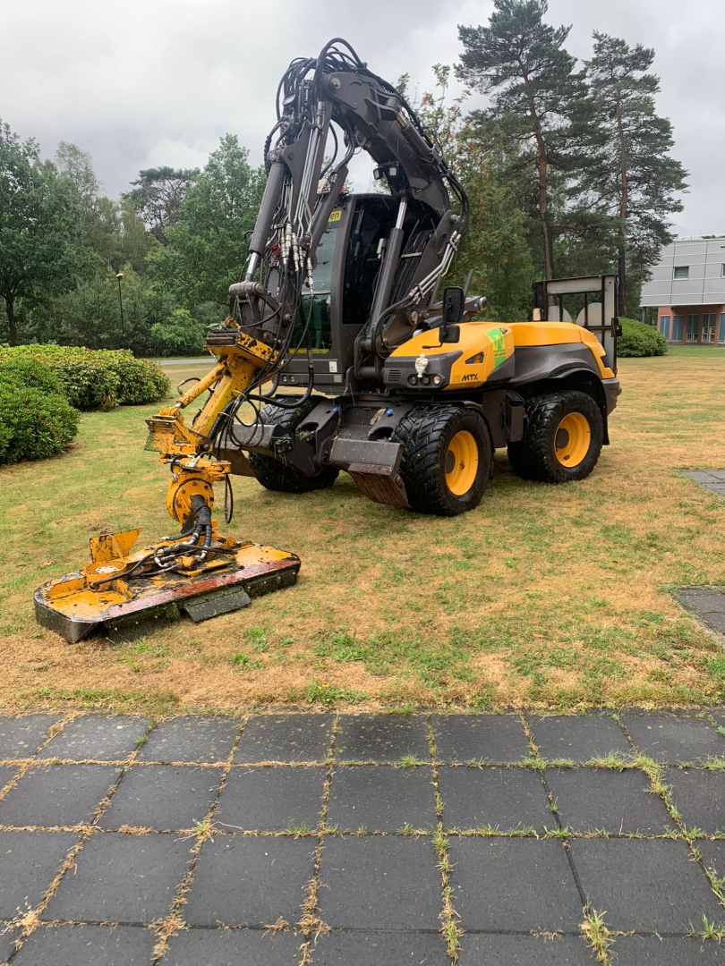 Combi laadschop/kraan met heggensnoeier of verzamelknipper